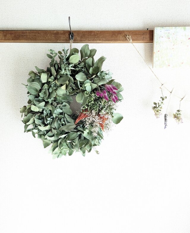 ユーカリとケイトウの大きなグリーンのドライフラワーリース