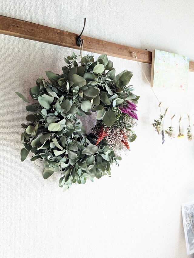 ユーカリとケイトウの大きなグリーンのドライフラワーリース