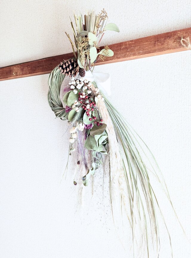 野バラの実やナンキンハゼ、パンパスグラスを使ったレモングラスの