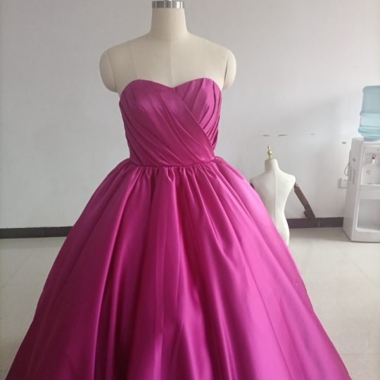 豪華！ビビッドピンク ベアトップ ウエディングドレス 華やかなトレーン フリル　プリンセスライン 憧れのドレス