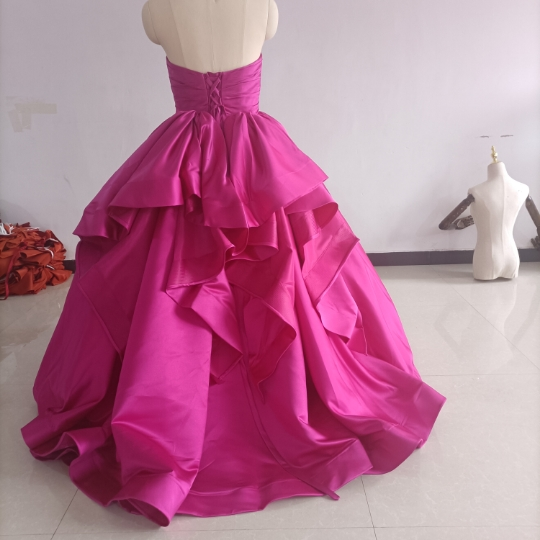 豪華！ビビッドピンク ベアトップ ウエディングドレス 華やかなトレーン フリル　プリンセスライン 憧れのドレス