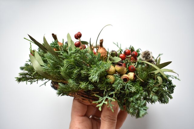 木の実のクリスマスリース | iichi 日々の暮らしを心地よくする