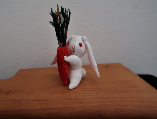 古布のちりめん細工 のうさぎ 赤と黒 - メルカリ