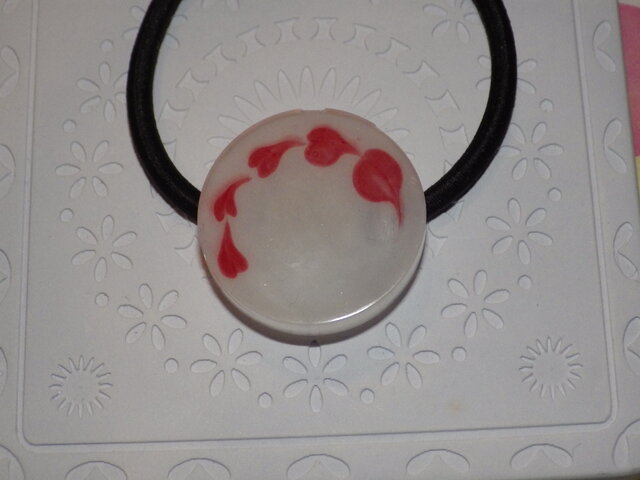 ハートの模様のUVレジンヘアゴム | iichi 日々の暮らしを