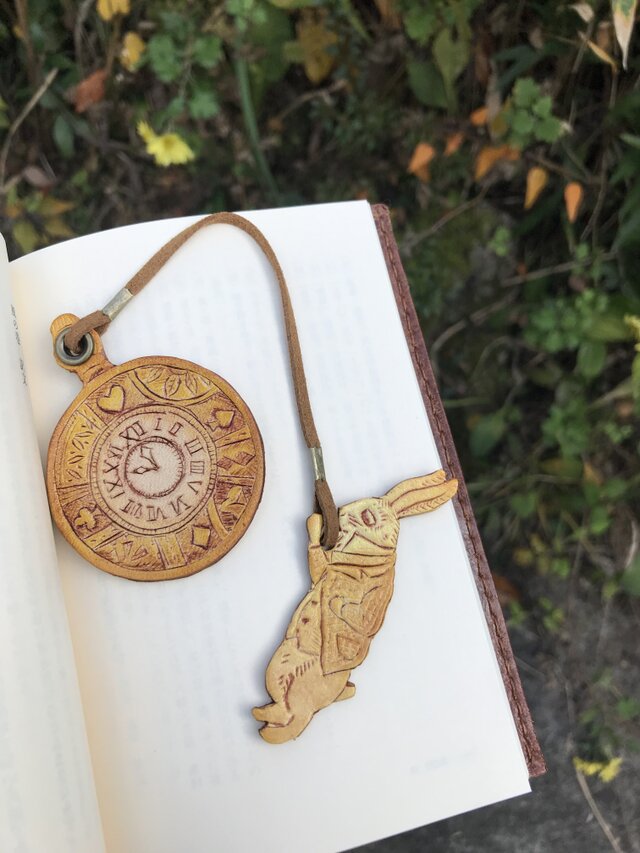 本革 不思議の国のアリス 揺れるブックマーク