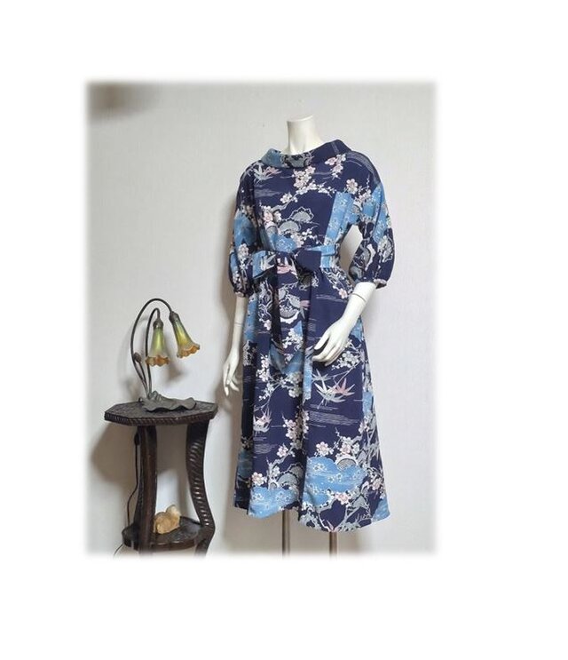 280　花柄着物リメイクレトロ衿Aラインワンピーㇲ（紺／花など可愛い柄）
