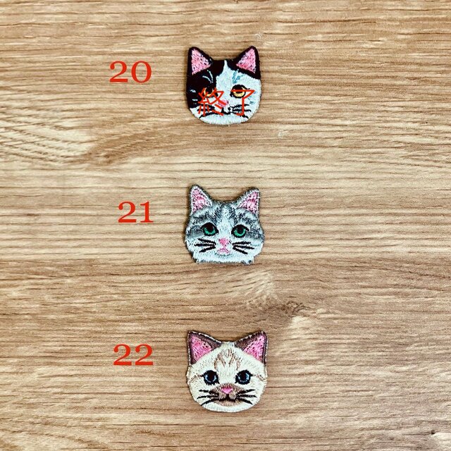 毛並みまでリアルな猫さん刺繍とカフェオレカラーの泉州ハンカチ