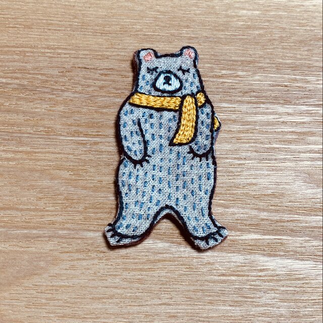 三匹のクマの刺繍ブローチ | iichi 日々の暮らしを心地よくする