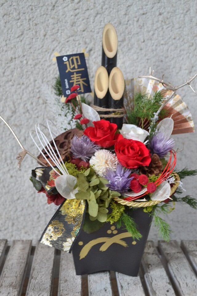 年内送料半額キャンペーン】紅白バラのお正月＊門松アレンジ | iichi