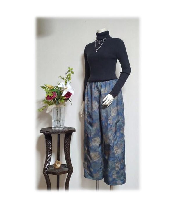 98　【モデルチェンジ】履くと可愛い染大島紬ワイドパンツ（ブルー・花柄）