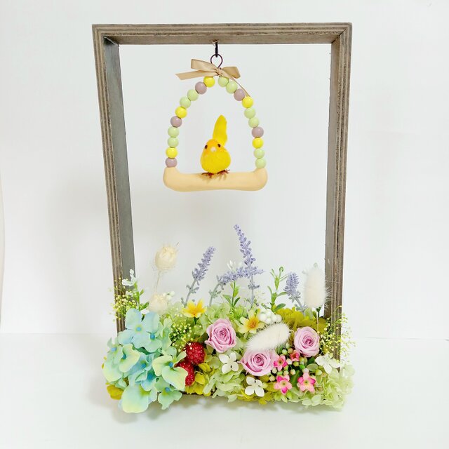 《プリザーブドフラワー》花と黄色ことりの揺れるブランコ フラワーアレンジ(ラッピング無料)の画像1枚目