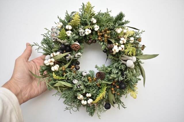 白い実のクリスマスリース | iichi 日々の暮らしを心地よくする
