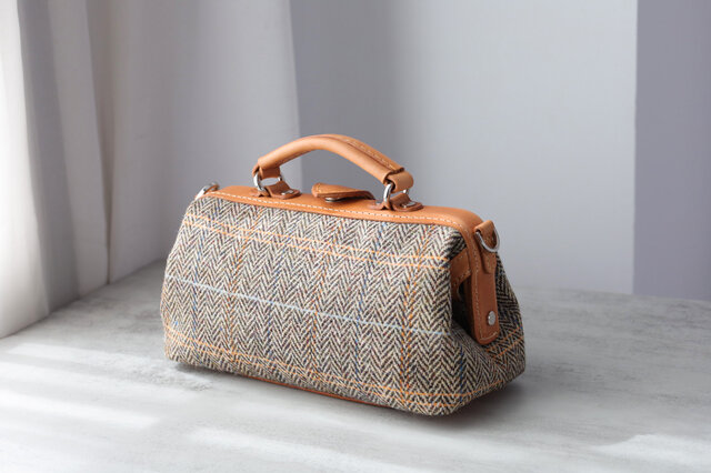 ウール×革の組み合わせ」大人気！横型がま口バッグ 手作りのレザー