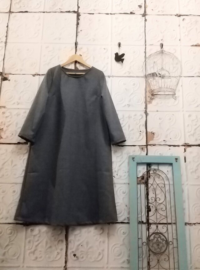 グレーウールのシンプルワンピース