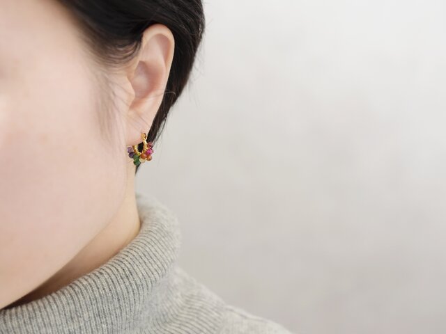 秋冬限定【チタンピアス】虹色 レインボー 天然石／深み くすみカラー