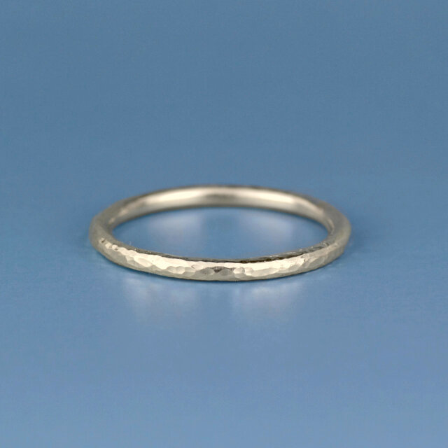 【K10YG】シンプルラウンドリング・ハンマー仕上げ　