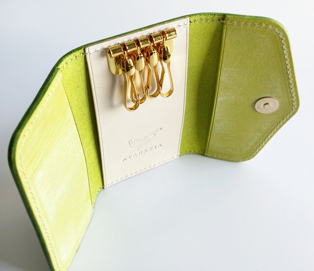 ライムグリーンのマグネット式キーケース（イタリアンレザー マイネ