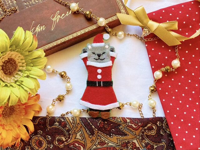 NO.522❤Xmasプレゼント サンタ猫ちゃん❤レジンヘアゴム ブローチ ○SOLD OUT○一点物【おめかしおねむねこミニブローチ】ロシアンブルー