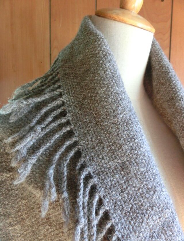 フリンジたっぷり！手織りウールショール