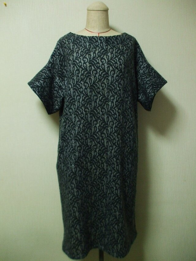 レース風ニット素材×いちご泥棒部分使い ラウンドネック ５分丈袖ワンピース 両脇ポケット付き M～ＬⅬサイズ