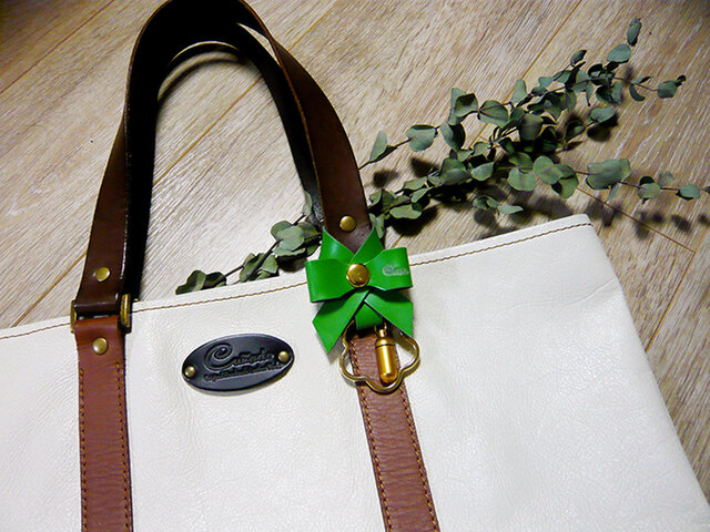 大人のための本革バッグチャームリボンキーホルダー・ピルケース付き