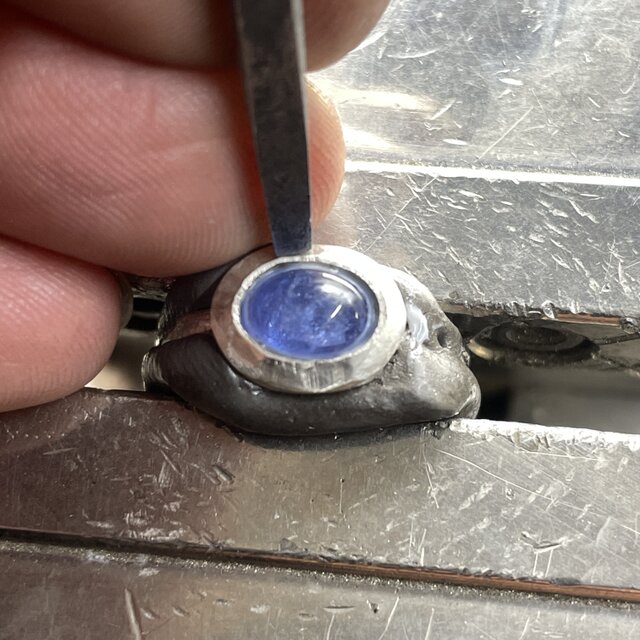 タンザナイト ぽってり石座 オーバルカボション 8×6 シルバー