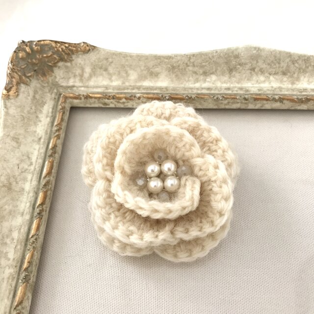 フラワー 毛糸編み ブローチ　オフホワイト 生成 白 ビーズ パール かぎ針編み モノトーン