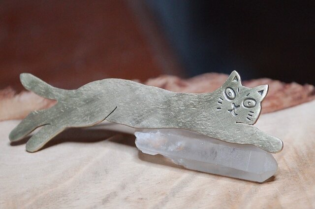 のびるねこ 真鍮ブローチ | iichi 日々の暮らしを心地よくする