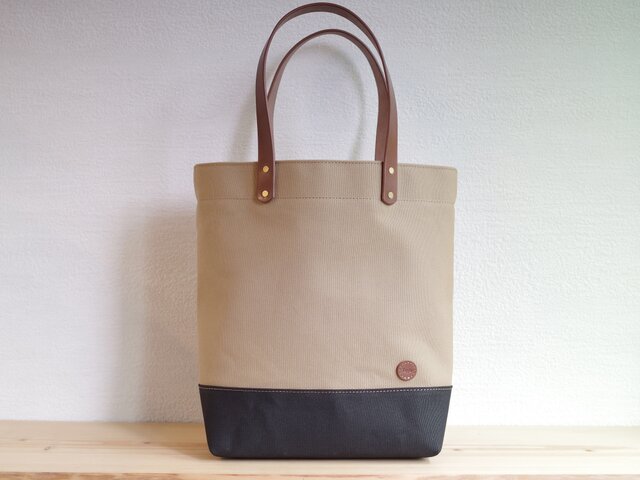 帆布とレザーのトートバッグ　底板付き　マッシュルーム×レザーブラック【M】 帆布とレザーのトートバッグ 底板付き マッシュルーム×レザー