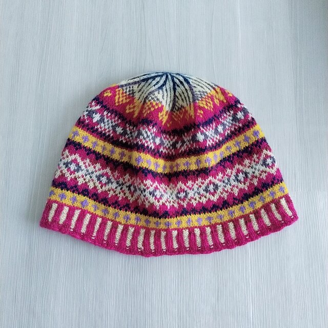 手紡ぎ毛糸の模様編みニット帽【赤紫系】 | iichi 日々の暮らしを