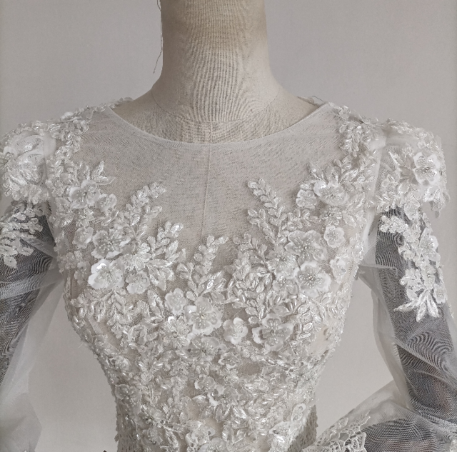 エレガント オフホワイト ボレロ 長袖 花柄のモチーフ刺繍が