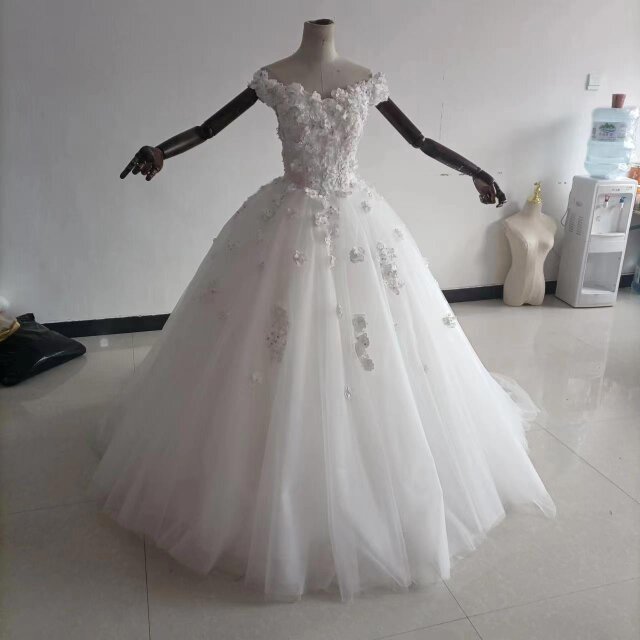豪華！ ウエディングドレス ソフトチュール ロングトレーン プリンセスライン オフショルダー 立体的な花　編み上げ 花嫁