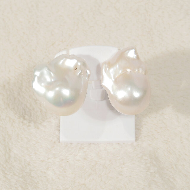 大粒バロックパール（本真珠、淡水）のピアス（ナチュラルカラー、ホワイト、有核、K14gf、強い照り、美しい真珠光沢）