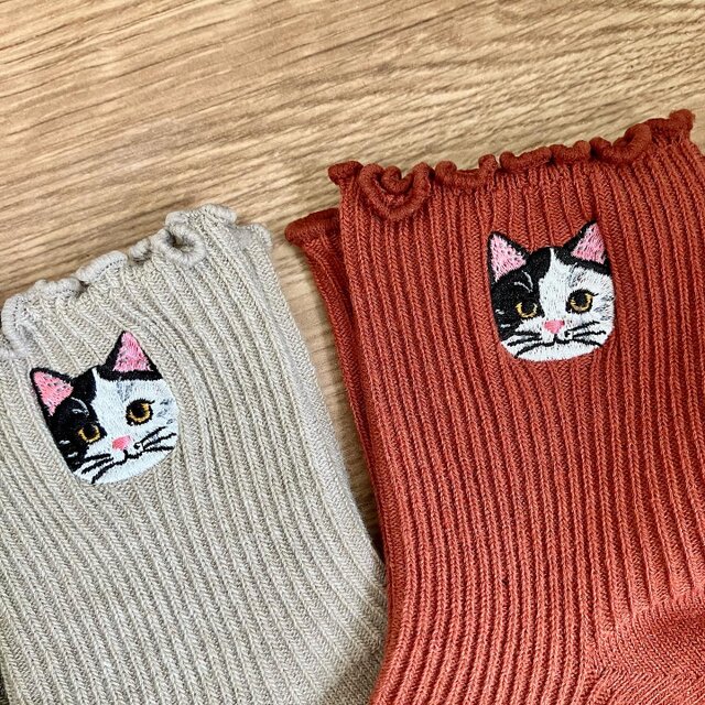 new/ 毛並みまで感じるリアル猫さん刺繍の靴下 ✩.*˚ ぶち猫ニャア