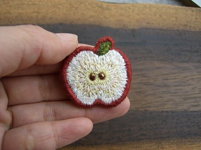 りんごブローチの画像1枚目