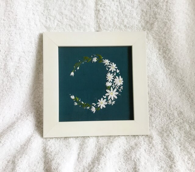 刺繍の壁掛け～フラワームーン（白いマーガレット）～ | iichi