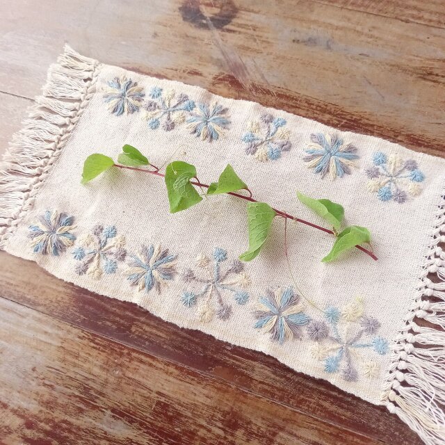 カレン族の手刺繍クロス /インテリア飾り/ 1点もの /生成り 藍色刺繍