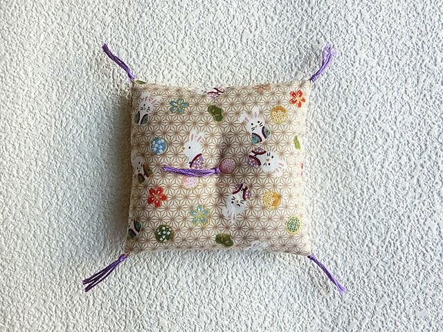 お人形置物用お座布団 金彩麻の葉模様 うさぎ10cm角 房糸のお色変更