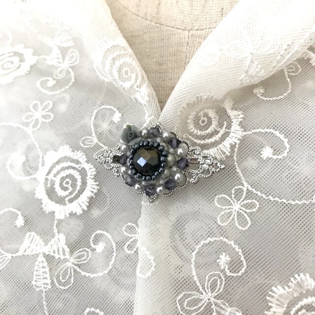 アンティーク調 チェコガラスとクリスタルガラス の モチーフ ブローチ