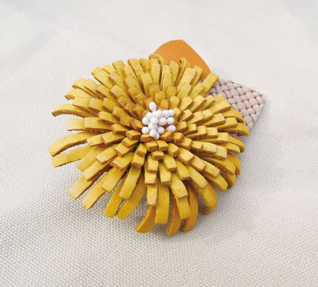レザーフラワーブローチ・Mum (イエロー） | iichi 日々の暮らしを
