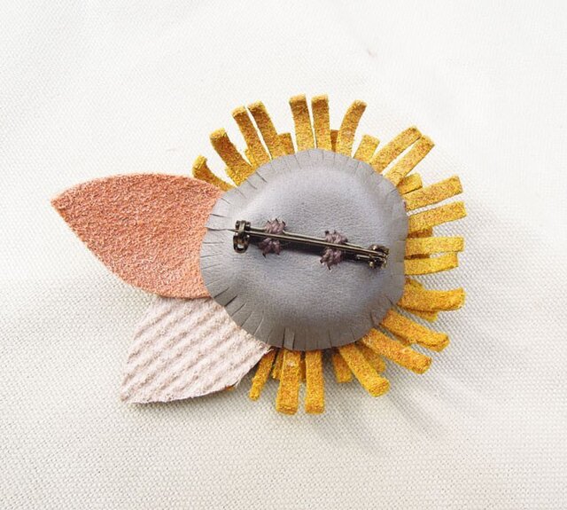 レザーフラワーブローチ・Mum (イエロー） | iichi 日々の暮らしを