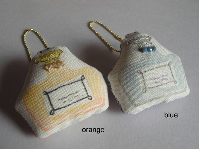 アンティークの香水瓶兼ブローチ 刺繍つき アンティークの香水瓶兼ブローチ 刺繍つき