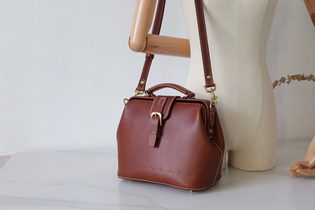 10%OFF!！大容量 がま口 本革手作りのレザーショルダーバッグ 総手縫い