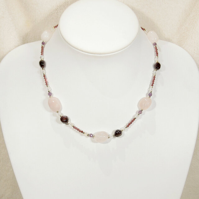 ローズクォーツ、ガーネット、アメシスト、ヘマタイトのネックレス（マグネット、ラインストーン、天然石）