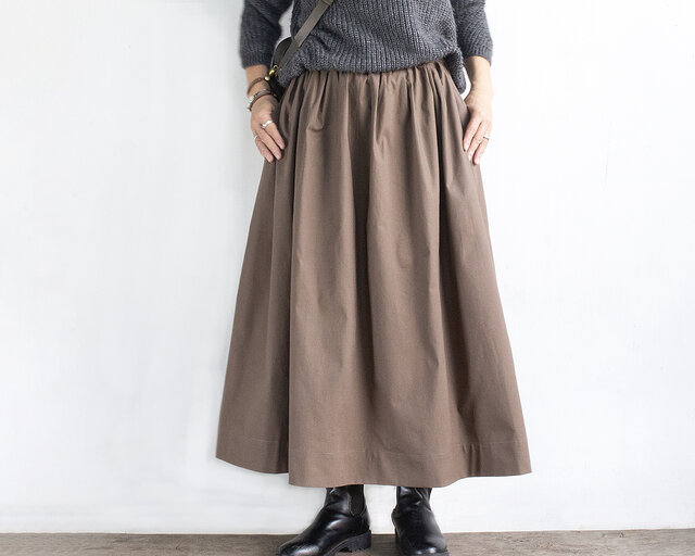 t+mu軽量素材 ギャザーウエスト ロングスカートブラウン40サイズL 2