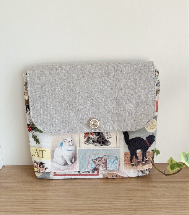 便利なポケットいっぱいふた付きポーチ（アンティーク猫ちゃん）