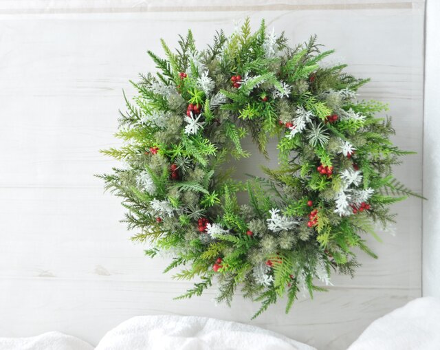 yさま オーダー コニファーと赤い実 クリスマス：冬リース 白 | iichi