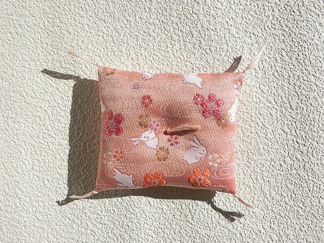 お人形置物用お座布団 西陣織金襴うさぎ 長方形 サーモンピンク色房糸