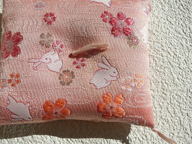 3404　座布団　小物用　10cm　ピンク　和柄　金襴　1点 お人形置物用お座布団 西陣織金襴うさぎ 長方形 サーモンピンク色房糸