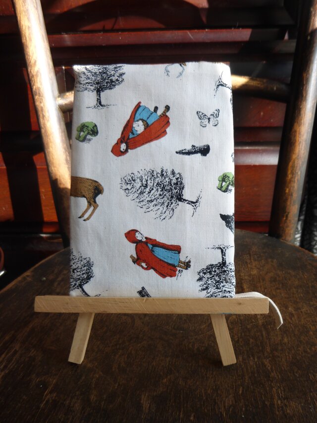 赤ずきん柄の文庫本カバー